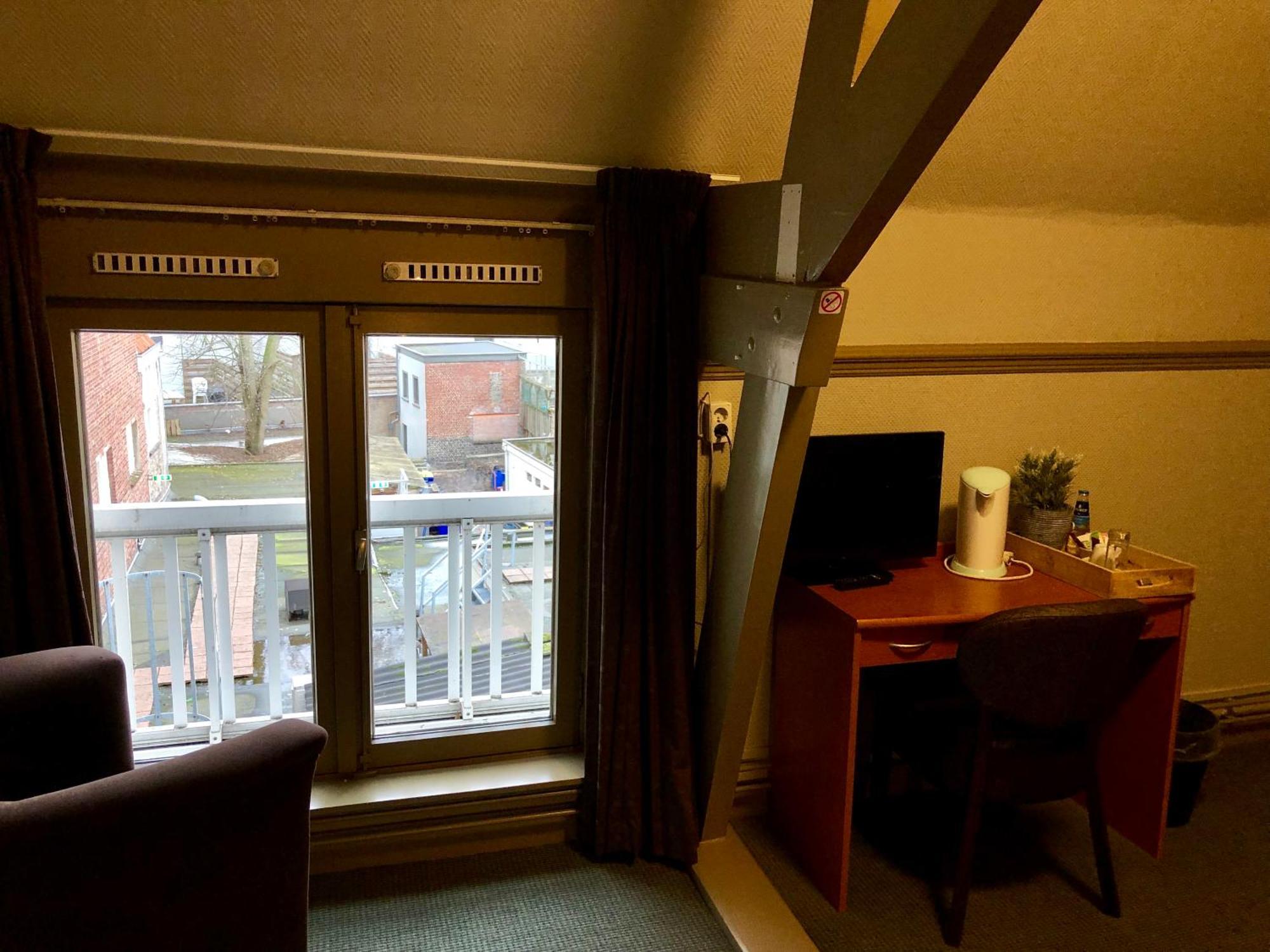 Grand Cafe Hotel De Bourgondier Bergen op Zoom Exterior photo
