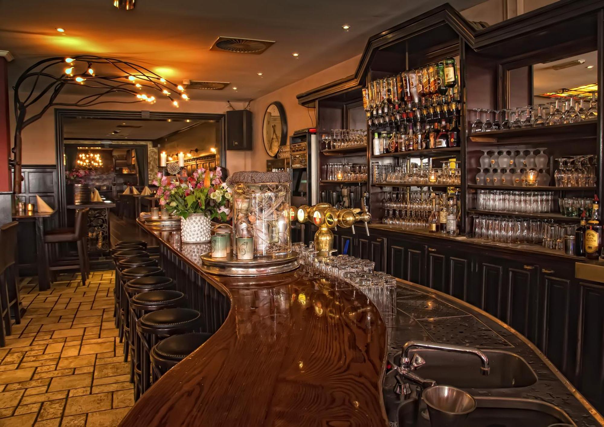 Grand Cafe Hotel De Bourgondier Bergen op Zoom Exterior photo